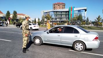 karantin-rejimi-ile-elaqedar-qubada-polis-guclendirilmis-is-rejiminde-calisir-foto